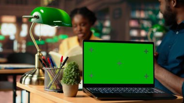 Siyahi âlimler, kampüs kütüphanesinde izole bir şekilde sergilenen akademik kitaplar ve sınav hazırlıkları için araştırma kağıtları okuyarak teoriyi öğreniyorlar. Eğitim için takım çalışması yapıyor. Kamera B.