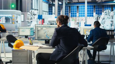 Fotovoltaik fabrika müdürü, güneş pilleri tasarımlarını 3 boyutlu yazılım araçlarıyla görselleştirdikten sonra not alıyor. Güneş panelleri bitki teknisyeni CAD programında bilgisayar simülasyonları yaptıktan sonra şemalar çizer