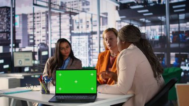 Ofisteki kopyalama alanını kullanan çok kültürlü uzmanlardan oluşan bir ekip. Girişim amaçlarına ulaşmak için dayanıklılıkla çalışıyorlar. Müdür ve çalışanlar brifing için toplanıyor. Kamera B.