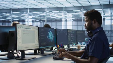 Kadın, veri merkezi programcısına görevleri çözmede yardım ediyor, şirket ağ altyapısını koruyor. Sunucu odasındaki denetleyici, çalışanın en iyi sistem performansını sağlamasına yardım ediyor