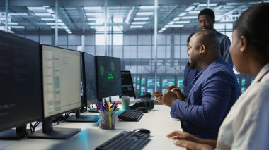 Mutlu veri merkezi çalışanı, siber güvenlik çerçevesinin başarılı bir şekilde kurulmasından memnun, güvenlik olaylarının azaltılmasından ve veri koruma protokollerinin geliştirilmesinden sonra doğrulamayı görüyor, kamera A