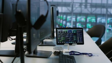 Çalışanlar tarafından en az arayı sağlamak için kullanılan bilgisayarların sunucu odasında bırakılan kulaklıkları kapatın. Performansı izlemek için kullanılan veri merkezi işyerindeki ekipman