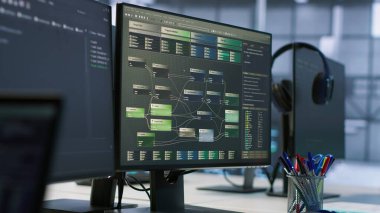 Donanım enerji tüketimini izleyen boş veri merkezindeki bilgisayar görüntülerini kapat. Sunucu merkezi masasındaki bilgisayar ekranları programlama yazılımını, el kamerasının görüntüsünü gösteriyor