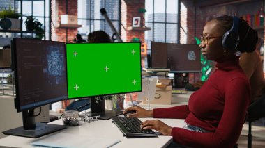 Yapay zeka teknolojisiyle çalışan yapay zeka araştırmacıları tarafından kullanılan çalışma alanındaki izole ekran bilgisayarı. Teknoloji başlangıcında yapay zeka sistemleri geliştiren çalışanlar tarafından kullanılan model bilgisayar monitörü, kamera A