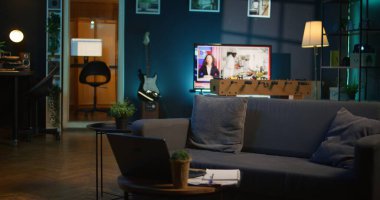 Neon ışıkları, büyük bir televizyon, ev sineması ve genç bir yetişkin için kurulmuş rahat ve modern bir daire. Boş çatı katı stüdyosu aydınlandı ve elektronik aletlerle donatıldı..