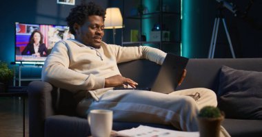 Ana ofis kullanıcısı etkin bir çevrimiçi kurs için güçlü bir dijital bağlantı sürdürerek, uzak atölye için bir telekonferansa aktif olarak katılıyor. Sanal arama bağlantısına katılan adam. Kamera B.