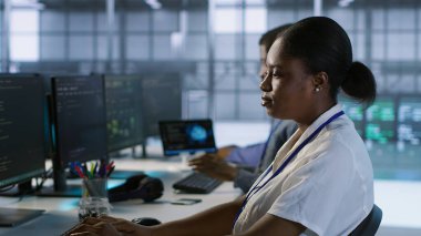 Veri merkezindeki bilgisayar bilimcileri yapay zeka öngörü bakım sistemlerini uyguluyorlar. Sunucu çiftlik çalışanları donanım arızalarını tespit etmek için yapay zeka kullanıyor. Kamera A