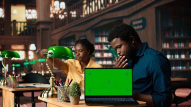 Bilim adamları yaklaşan sınavlarına izole edilmiş fotokopi alanının yanında hazırlanıyorlar, halk kütüphanesinde buluşuyorlar ve birlikte okuyorlar. Öğrenciler eğitim sürecini, öğrenci hayatını sergiliyor. Kamera A.