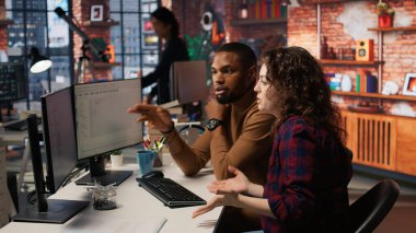 Mühendisler başlangıç ofisinde iş birliği yapıyorlar, uygulamalar için bilgisayar programlama dillerini kullanıyorlar. İş arkadaşları beyin fırtınası yapıyor, yazılım geliştirme ajansındaki bilgisayarı kullanarak kodluyor, kamera A