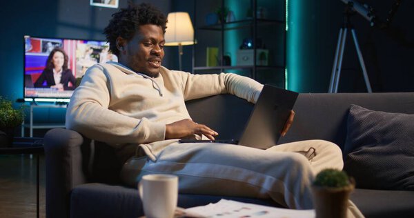 Пользователь домашнего офиса активно участвует в телеконференции для удаленного семинара, поддерживая сильное цифровое соединение для эффективного онлайн-курса. Человек присоединяется к виртуальному соединению. Камера B.