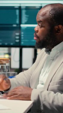 Vertical Video Black 'in iş adamı, insan kaynakları müdürünün, iş sözleşmesi ve şartları içeren yasal bir iş sözleşmesi imzaladı. Yeni bir role bağlılık