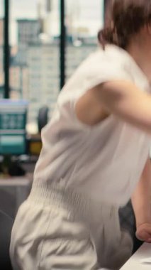 Dikey Görüntü İdaresi Yöneticisi, harika deneyimi ve tavsiyeleri olan siyahi, umut vaat eden bir adayla iş görüşmesi yapıyor. Şirket işe alım standartlarına uyum sağlama değerlendirmesi yapıyor. Kamera B.