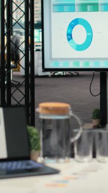 İş görüşmesinden önce CV uygulaması olan bir dizüstü bilgisayarla dikey Video Boş başlangıç alanı, işe alım süreci için kullanılan alan ve değerlendirme nitelikleri veya eski iş deneyimi