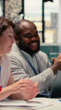 HR ekibiyle yapılan röportajda Dikey Video Siyah kadın aday sözleşmeyi imzalayarak seçim sürecinden sonra yeni organizasyon pozisyonunu doldurdu. Bağlılığı olan birini işe almak. Kamera B.