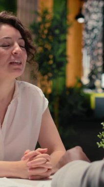 Vertical Video Güvenilir Afro-Amerikalı aday, bir kurumsal görüşme sırasında İK müdüründen kimlik kartı alarak iş onayı aldı ve yeni role dahil oldu.