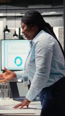 Dikey Video Kadın oyuncu alımcısı Afrikalı Amerikalı başvuru sahibi ile röportaj yapıyor, iş beklentilerini ve niteliklerini tartışarak işe alma sürecini gözden geçiriyor. Özgeçmişin ayrıntıları değerlendiriliyor