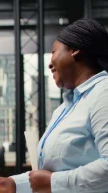 Vertical Video Diverse HR ekibi, kurumsal bir ofiste siyahi bir kadın başvuru ile görüşüyor, iş deneyimi ve iş geliştirme nitelikleri hakkında tartışıyorlar. Seçim için röportaj süreci