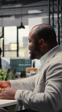 Dikey Video Siyah erkek başvuru formu imzalayan ve uçağa binmek için onay alan, yeni iş pozisyonu için heyecanlı. İş arayan ve işe alım sürecini hukuki yollarla sonuçlandıran