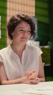 Vertical Video Röportajcısı, işe alım kararından sonra iş yeri kartını siyahi adama veriyor, kimlik doğrulaması ile kurumsal ofis sistemi içindeki rolün kimlik doğrulamasını tamamlıyor