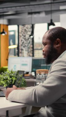 Vertical Video HR çalışanı, adayların gözden geçirmesi ve sözleşme detaylarını kontrol etmesi için iş yardımları paketiyle gazeteyi teslim ediyor. Şirket emeklilik planları ve sağlık programları sunuyor. Kamera A.