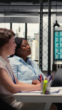 İş bulma belgelerinin imzalanmasıyla sona eren dikey video resmi röportajı, İK uzmanı işe alım sonuçlandırmasını güvence altına alıyor. Şirket içinde yeni bir role başlamak için anlaşmasını verdi.