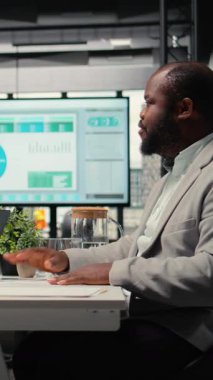 Vertical Video HR ekibi, iş yerinde iş görüşmesi sırasında adaylarla CV değerlendirmesi yaparak iş deneyimi ve kariyer geliştirme niteliklerini analiz etmiştir. Yetenek kazanma. Kamera A.