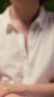 Dikey Videolu Sinirli Kadın Aday İnsan Kaynakları bürosunun önünde oturmuş kendini sakinleştirmeye ve özgeçmiş sunumuna hazırlanmaya çalışıyor. İş görüşmesi ve yeterlilik değerlendirmesi. Kamera.