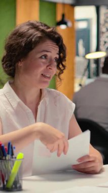 Seçme sürecinde bir kadın adayla iş görüşmesi yapan dikey video uzmanının özgeçmişi, iş fırsatı değerlendirmesinde kullanıldı. Yetenek kazanma. Kamera B