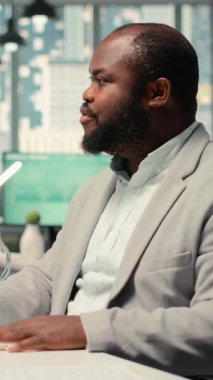 Vertical Video HR ekibi, iş yerinde iş görüşmesi sırasında adaylarla CV değerlendirmesi yaparak iş deneyimi ve kariyer geliştirme niteliklerini analiz etmiştir. Yetenek kazanma. Kamera B.