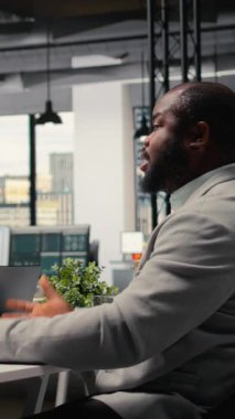 Röportaj sırasında başvuru özgeçmişini değerlendiren Vertical Video Diverse acemileri ilgili niteliklere ve güçlü kariyer hırsına sahip adaylar seçmeye odaklandılar. Kafa avcılığı