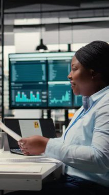 Vertical Video HR profesyonel ve siyahi başvuru sahibi, işe alım sürecinde yeni iş açılışını tartışarak, yetenek edinme kariyeri fırsatı sunuyor. Potansiyel biniş için CV değerlendirmesine devam