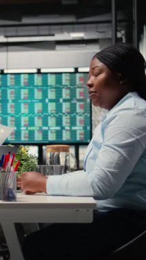 Dikey Video Adayları ve işe alım ekibi görüşme sorularını ve departmanın iş gücüne katılma fırsatını tartıştılar. Deneyim değerlendirmesi, baş.