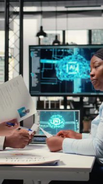 Dikey Görüntü Kiralama Yöneticisi ve ekibi, AI, makine öğrenme ve sinirsel ağlar tarafından geliştirilen sanal yardımcı araçları kullanarak röportaj sonuçlarını, CV filtreleme ve yetenek seçiminde yardımcı olma