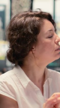 Dikey Afrikalı Amerikalı aday iş görüşmesi sırasında İK çalışanı ile özgeçmiş bilgisi sunuyor. Kariyer geliştirme ve onun niteliklerine sahip potansiyel istihdam