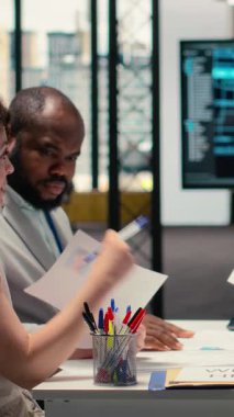 Dikey Video Güvenilir iş arayıcı uzak bağlantı üzerinden insan kaynakları personeliyle sanal telefon görüşmesine katılarak, pozisyonu ve kariyeri doldurmak için nitelikler hakkında tartışır