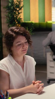 Kurumsal bir iş görüşmesinde CV belgelerinin değerlendirildiği dikey video işe alma süreci, siyah iş kadını onun geçmiş çalışma deneyimi ve kağıt üzerinde gösterilen çalışmalarına dayanarak aday sorular soruyor