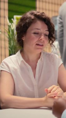 Dikey Videolu Kadın başvuru sahibi işe alım sürecinde niteliklerini ve deneyimini, yetenek edinme kariyerini sunar. Özgeçmiş değerlendirmesi ve kafa avına devam. Kamera A.