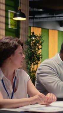 Yapay zeka kullanan teknoloji sistemlerine güvenen dikey video uzmanları başvuru profillerini filtrelemek ve kurumsal ofislerdeki tüm iş görüşmelerinden sonra potansiyel adayları belirlemek için akıllı algoritmalara sahipler.