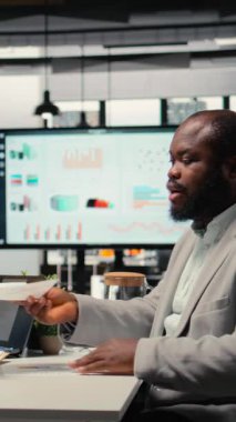 Vertical Video HR çalışanları şirket ofisindeki görüşme sırasında iş arayan kişilerle konuşuyor, özgeçmişi ve organizasyon iş kültürü başvurusunu analiz ediyorlar. Yetenek edinme süreci işe alınıyor