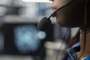 Veri merkezi operatörünü kapatın karmaşık kurulumlarda proje ekiplerine yardım edin, mikrofon takılı olmasına rağmen komutlar verin. Sunucu tarım uzmanı mühendislerle uzaktan iletişim kuruyor.