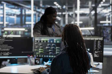 Veri merkezi sistem yöneticisi yapay zeka sinirsel ağlar teknolojisi ve düğüm ağaçları kullanıyor. Bilgisayarda yapay zeka programlama dili kullanan sunucu çiftliği çalışanı, özelleştirilmiş donanım yapılandırması