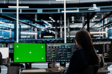 Veri merkezinde mühendislik, ekipman performans yükseltme altyapısını kontrol etmek için yeşil ekran bilgisayar kullanıyor. Sunucu odasındaki süper bilgisayarların bakımıyla uğraşan işçiler PC 'yi kullanırlar.