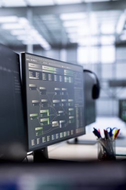 Yapay zeka iş yüklerinin veri işleme gereksinimleri ve sinirsel ağ öğrenme teknolojisi için kullanılan sunucu merkezindeki bilgisayar ekranlarında çalışan kodu kapat