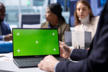 Fotovoltaik fabrikası yatırımcısı yeşil ekran dizüstü bilgisayarda sistem izleme performansı. Güneş panelleri enerji üretimini ve verimliliğini izlemek için kroma anahtar defteri kullanarak fabrika yöneticisi üretiyor.