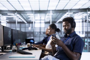 Akıllı telefondan arkadaşlarına mesaj atan ve yapay zeka teknolojisi kullanan bir sunucu çiftliği yöneticisiyim. Cep telefonu kullanan veri merkezi çalışanı, AI uygulamasına ara verdi