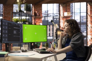 PC 'deki kopyalama alanının yanındaki yapay zeka destekli sohbet sistemine yazı yazan kadın, gelişmiş sanal asistanlar fütüristik algoritmalar ve üretkenlik ve bağlantı için akıllı çözümler sergiliyor.