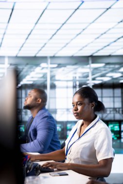 Veri merkezinin elektronik yaşam süresini uzatmak ve devre dışı kalmaktan kaçınmak için kontrol yapan teknisyen ve meslektaşlar. Sunucu merkezindeki kadın sunucu altyapı bileşenlerini bilgisayar kullanarak izliyor