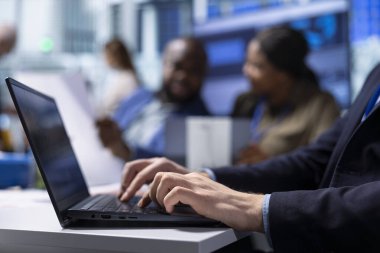 Çevre dostu güneş paneli uzmanı dizüstü bilgisayarda yazarak yeni güneş enerjisi sistemleri prototipleri geliştiriyor. Fotovoltaik fabrikası bilim adamı defterdeki yeni fotovoltaik materyalleri araştırıyor.