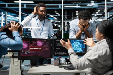 Veri merkezi teknisyenleri, virüs saldırısı uyarısından sonra panikleyen yapay zeka bilgisayar modelini kullandılar. Sunucu odası çalışanları, yapay zeka algoritmaları kullanarak sistemlere sızma girişiminden korkuyorlar.