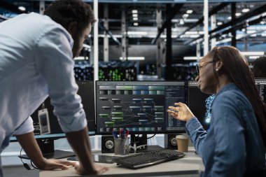 Verileri depolayan sunucu çiftliği altyapı altyapısı programında yönetici denetleme teknisyeni. Bilgi işlem uzmanlarının kodlamasını denetleyen, veri merkezi raflarını tamir eden takım lideri